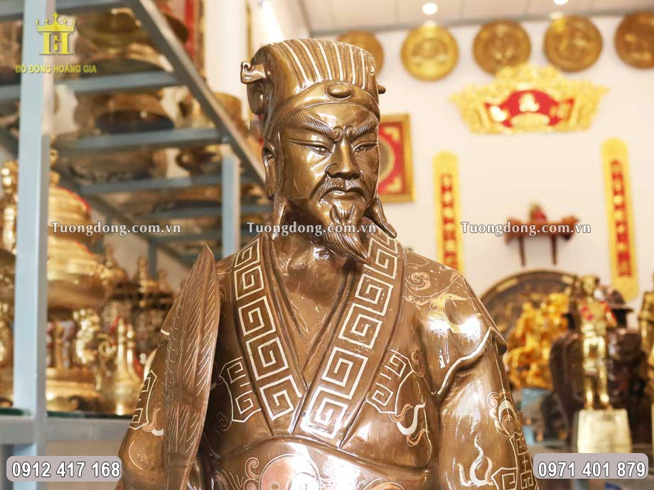Gương mặt uy nghiêm của ông được chạm khắc tỉ mỉ